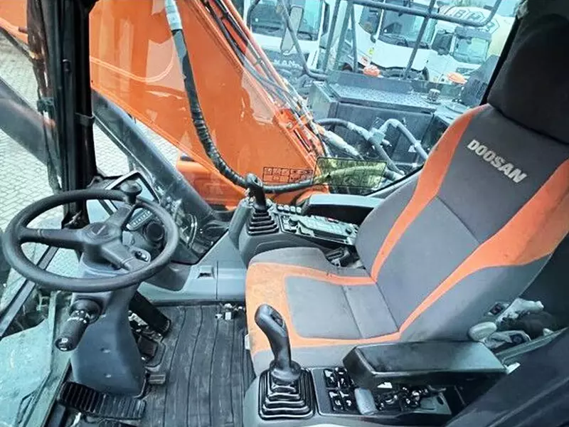 Doosan DX 210 W-5 g‘ildirakli ekskavatori