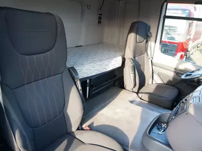 Грузовик с закрытым кузовом DAF CF 450