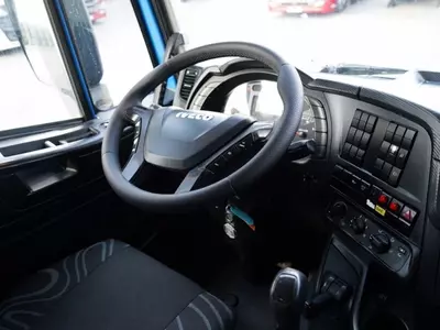 Самосвал, Автоманипулятор IVECO / TRAKKER 410 EEV
