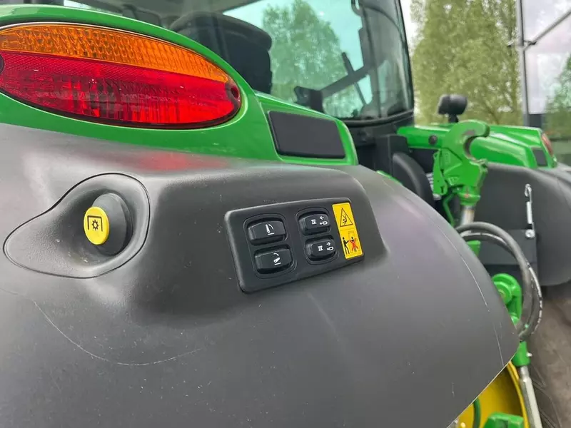 Трактор колесный John Deere 6R 150