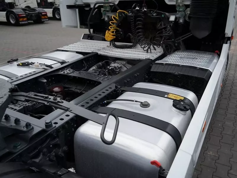 Тягач Mercedes-Benz ACTROS L 1851