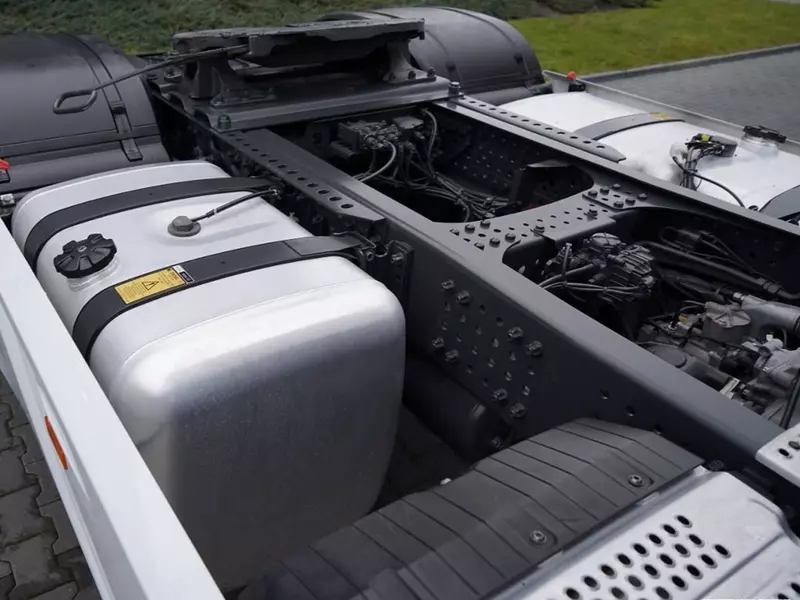 Тягач Mercedes-Benz ACTROS L 1851