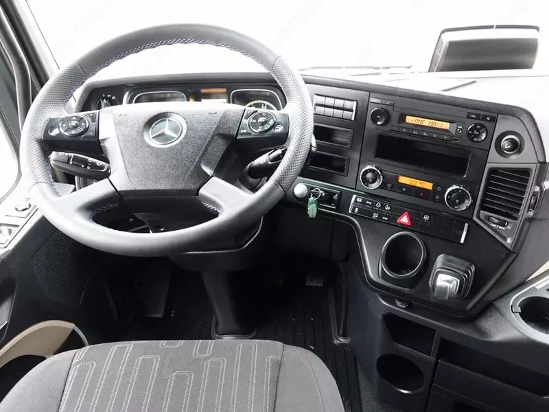 Тягач MERCEDES ACTROS 1848 / STREAM SPACE