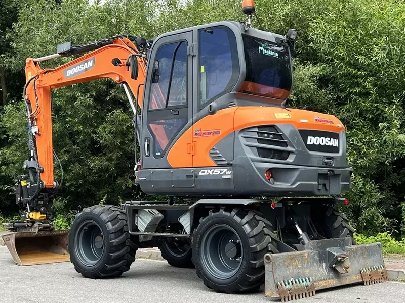 Колесный экскаватор Doosan DX57W