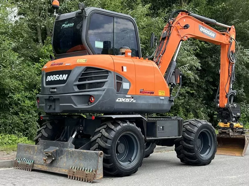 Колесный экскаватор Doosan DX57W