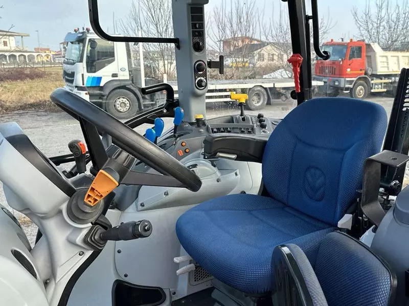 Колесный трактор New Holland T5.120 4x4