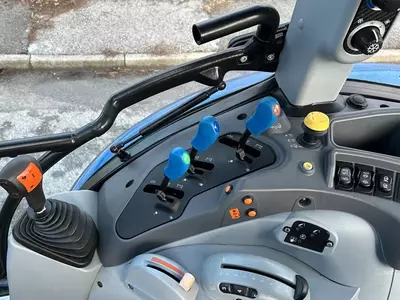 Колесный трактор New Holland T5.120 4x4