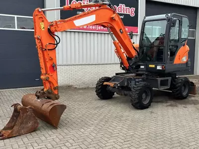Колесный экскаватор Doosan DX55WK с кондиционером.