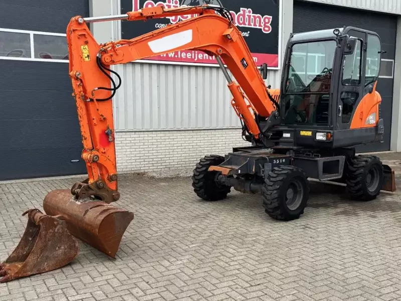 Колесный экскаватор Doosan DX55WK с кондиционером.