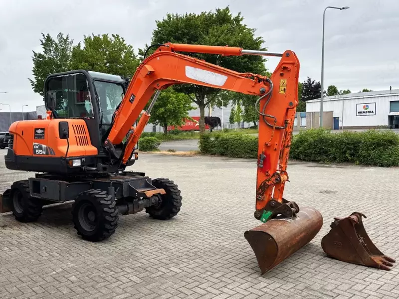   Колесный экскаватор Doosan DX55WK с кондиционером.