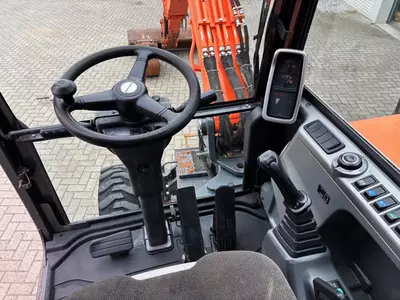 Doosan DX55WK konditsionerli g‘ildirakli ekskavator.