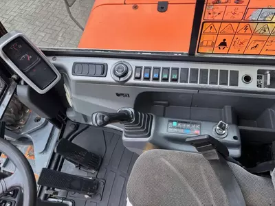 Doosan DX55WK konditsionerli g‘ildirakli ekskavator.