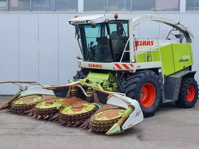 Claas Jaguar 870 ozuqa yig‘ish kombayni Orbis 600 makkajo‘xori o‘rish mashinasi bilan jihozlangan