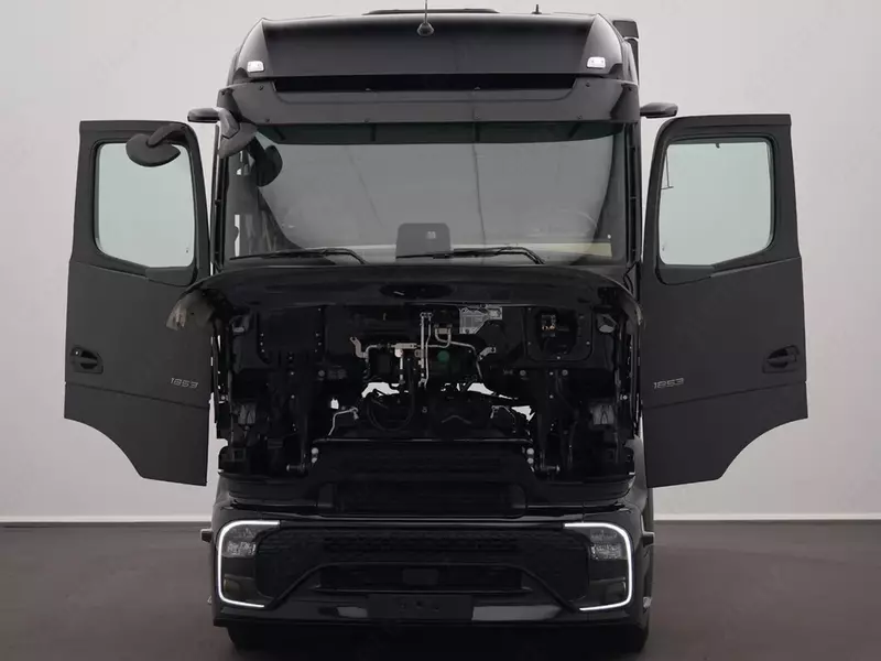   Тягач Mercedes Actros L 1853