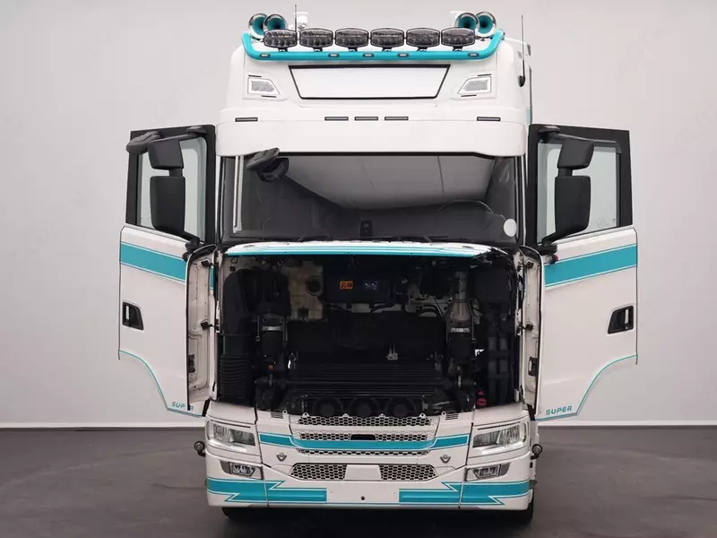   Тягач Scania S590
