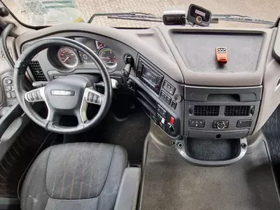 Тентованный грузовик DAF XF 480 SSC 6x2