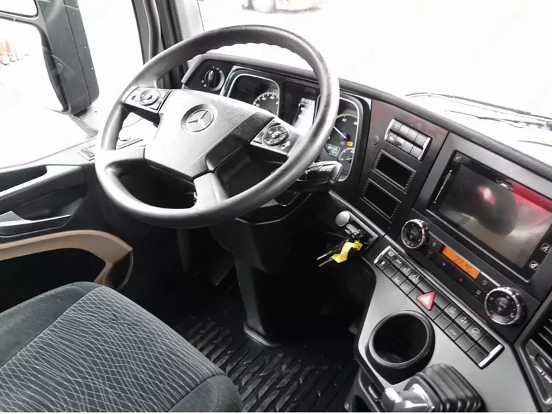 Тентованный грузовик Mercedes-Benz 2548