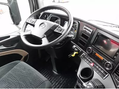 Тентованный грузовик Mercedes-Benz 2548