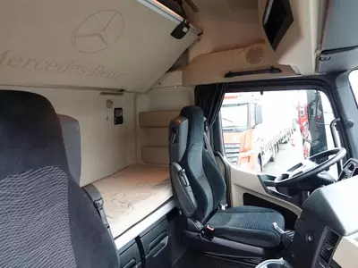 Тентованный грузовик Mercedes-Benz 2548