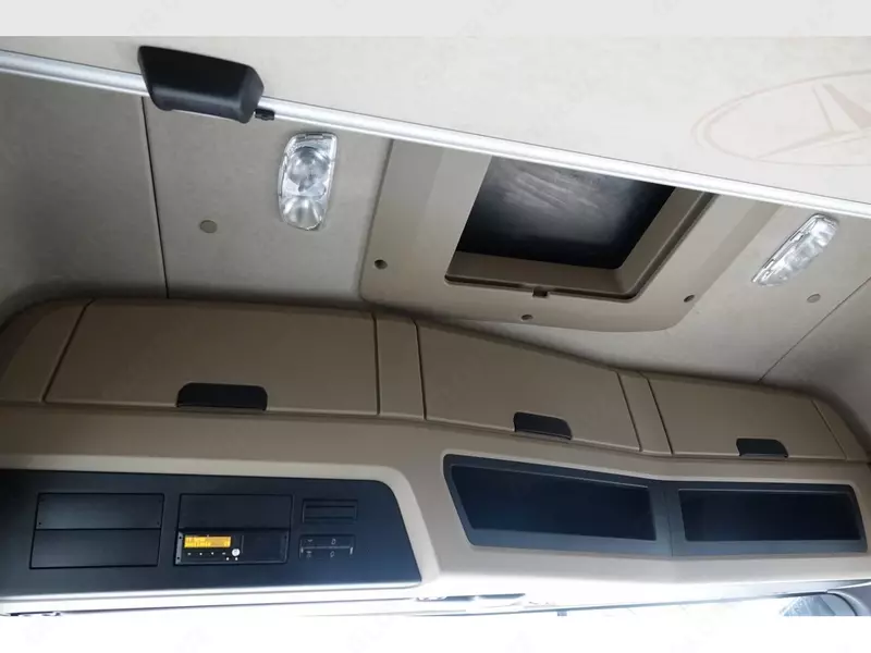 Тентованный грузовик Mercedes-Benz 2548