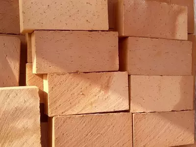 Qurilish g'ishtlari yonib ketgan