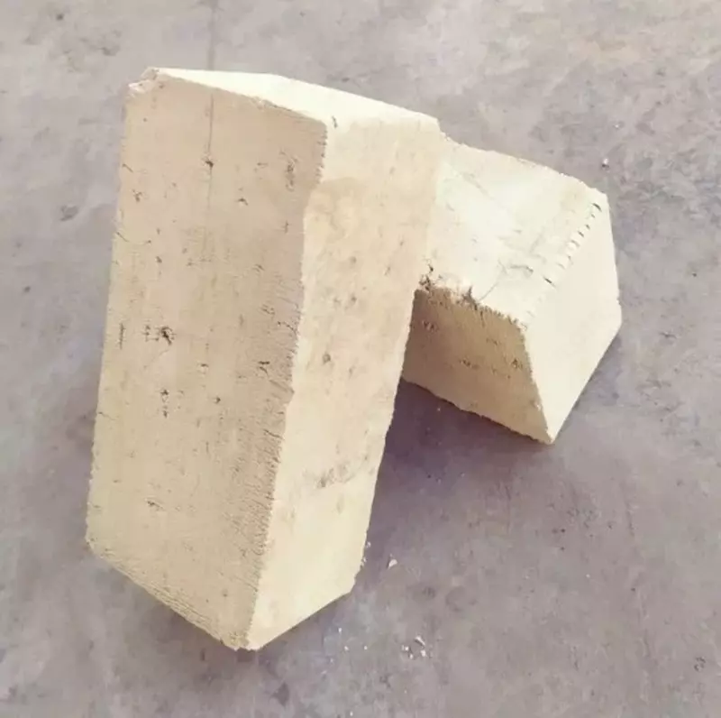 Qurilish g'ishtlari yonib ketgan