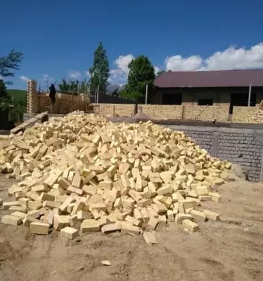 Qurilish g'ishtlari yonib ketgan