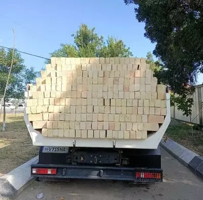 Qurilish g'ishtlari yonib ketgan