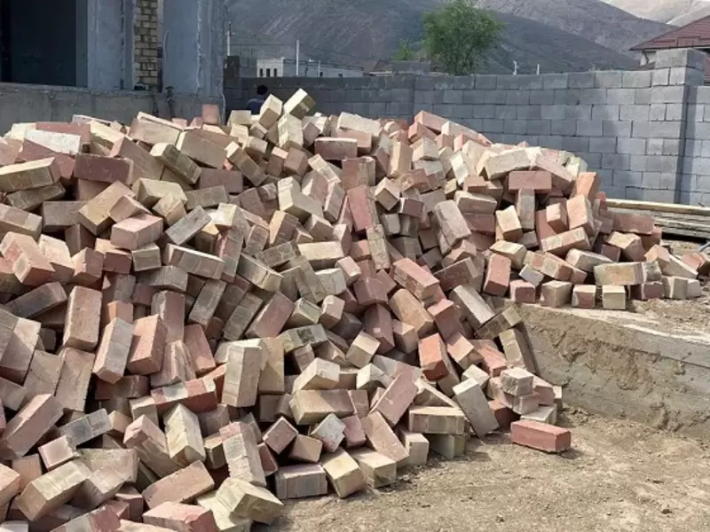 Qurilish g'ishtlari yonib ketgan