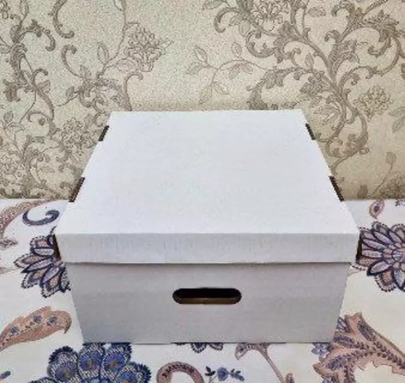 3 qavatli oq gofro korobka ushlagichi bilan