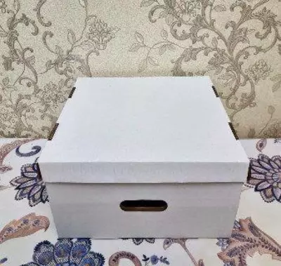 3 qavatli oq gofro korobka ushlagichi bilan