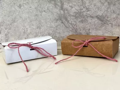 Белая и крафтовая картонная коробка