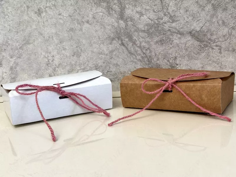 Oq va jigar rangli karton quti