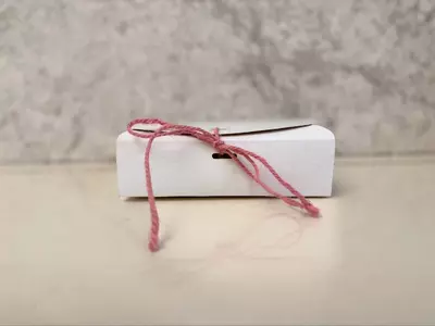 Белая и крафтовая картонная коробка - 2 000 сум / шт.