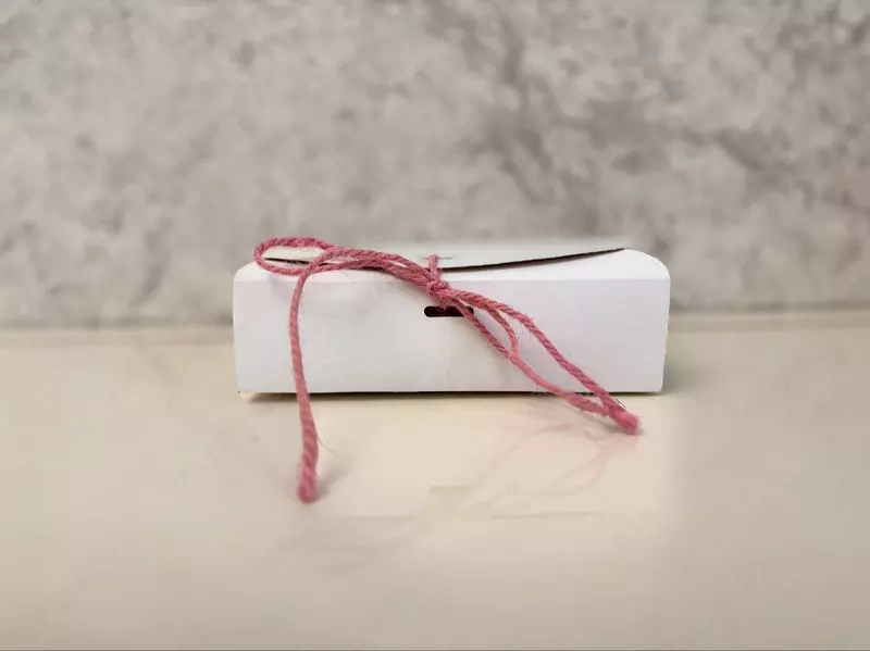 Oq va jigar rangli karton quti - {0} so'mdan