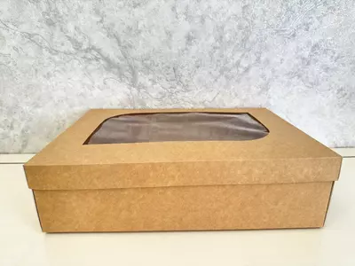 Белая и крафтовая картонная коробка с окошкой - 12 000 сум / шт.