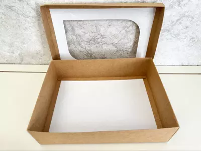 12 000 сум / шт. Белая и крафтовая картонная коробка с окошкой