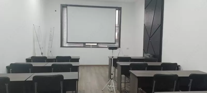 Курслар маьрузалар учун ўқув хоналарри кунлик ва соатлик ижарага берилади