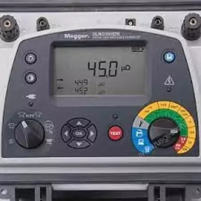 Цифровой микроомметр DLRO10HDX (с подключенными двойными измерительными щупами)