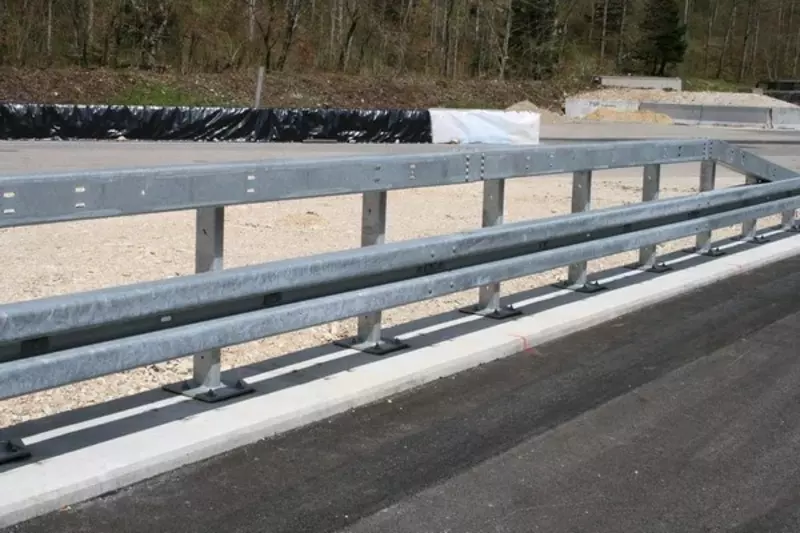   Двухъярусные двухсторонние дорожные ограждения металлическе