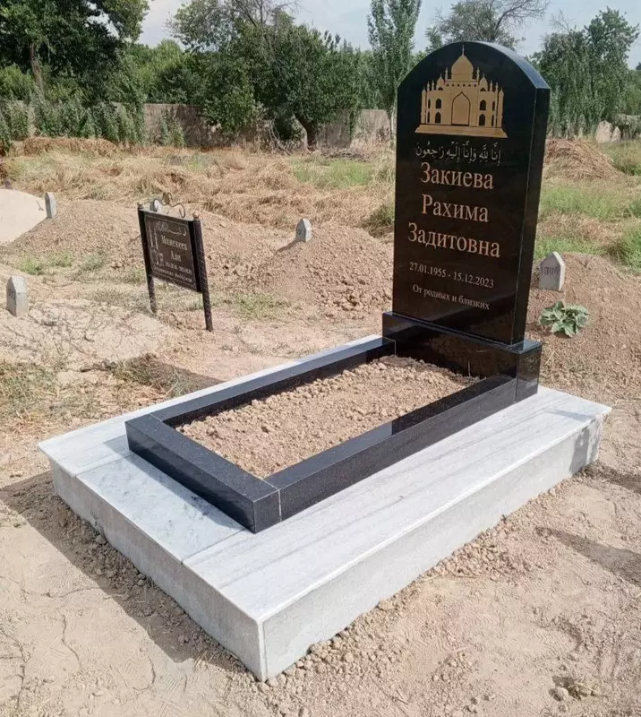 Памятник из черного гранита