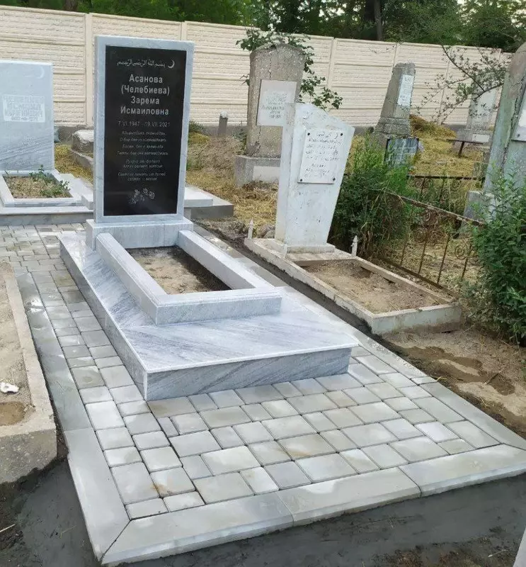 Памятник из мрамора и черного гранита