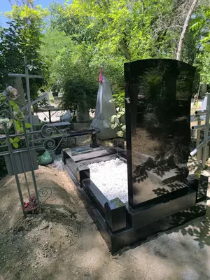 41 871 305 сум / шт. Красивый памятник из черного гранита