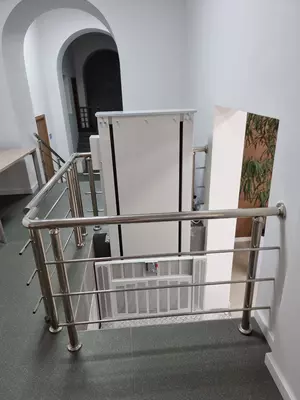 Вертикальный инвалидный подъёмник ComDis-250 - Ruisel Elevator