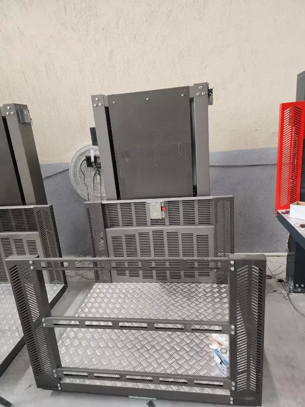 Вертикальный инвалидный подъёмник ComDis-250 - Лифт для инвалидов