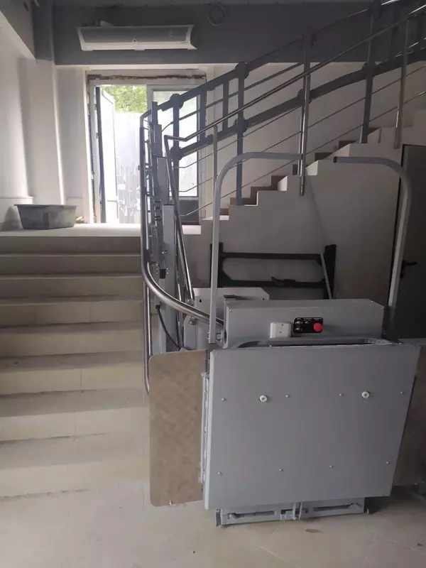 Наклонный (лестничный) инвалидный подъёмник ComDis-250 W Ruisel Elevator