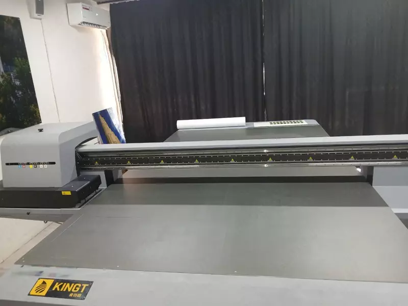 UV keng formatli flatbed bosib chiqarish ООО ARTMIX-MARKET