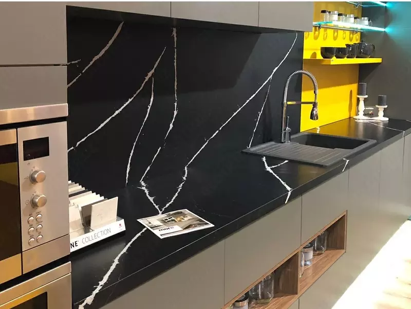 {0} so'mdan Marquina Lavagna premium kvarts toshi. Brend: Radianz. Ishlab Chiqaruvchi: Lotte (Janubiy Koreya). Qalinligi 2 sm. maydoni: 4