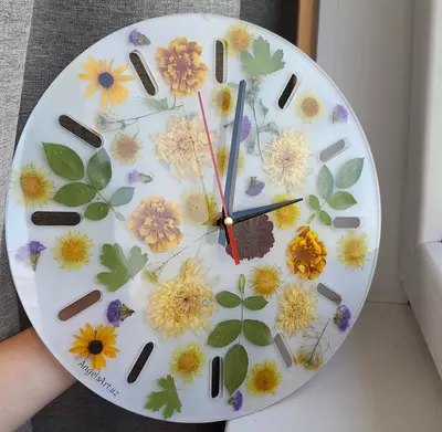 Quritilgan gullar bilan devor soati