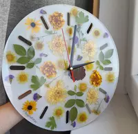 Quritilgan gullar bilan devor soati